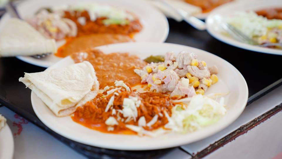 Busca Gobierno de Sonora transitar los desayunos fríos a calientes con equipamiento de cocinas escolares