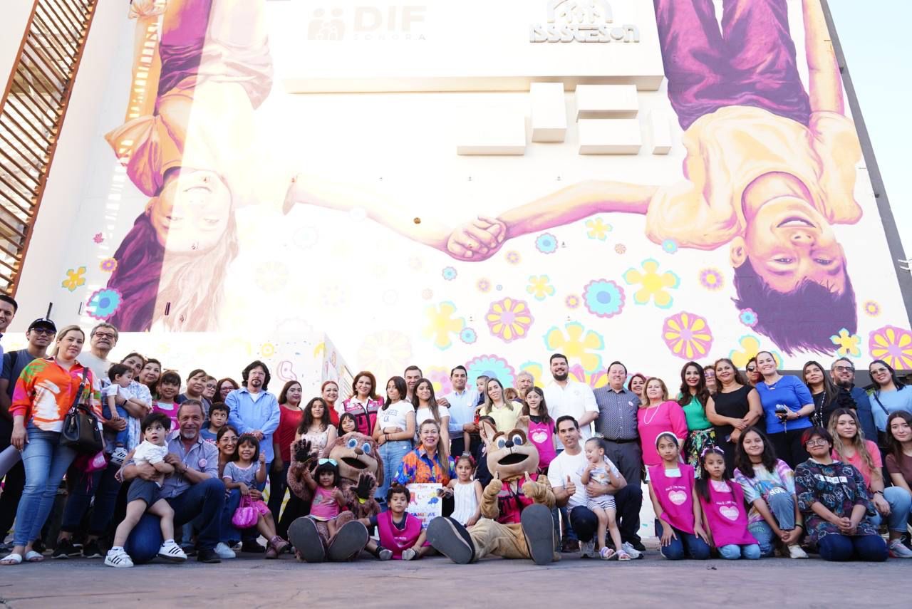 Devela Gobierno de Sonora mural “Familias de Corazón” en la plaza Alonso Vidal